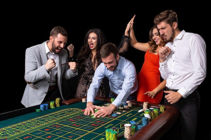 Meja baccarat live dealer genting138 dengan view multi-kamera menunjukkan dealer dan kartu fisik